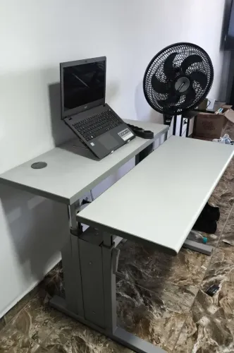 Mesa de computador regulável 