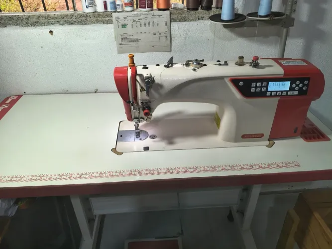Vendo máquina reta eletrônica com corte automático de linha e pequenos bordados
