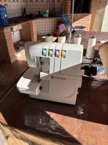 Máquina Overlock SINGER S0105