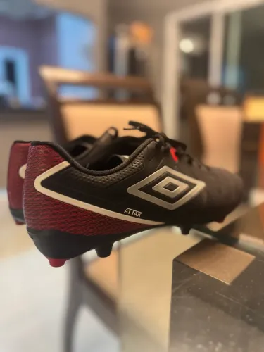 Chuteira Umbro Attak