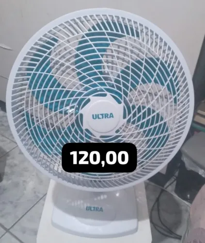 ventilador de mesa branco com 6 pás em tom azul-petróleo da marca Ultra