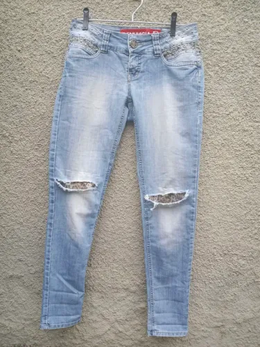Calça jeans feminina estilosa customizada