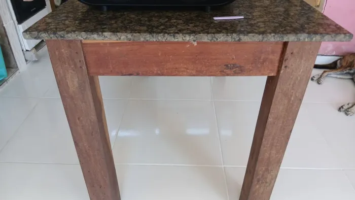 Vendo Mesa de mármore com pé de madeira tam. 1,32cm x 80cm