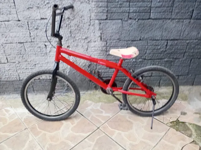 Vendo bicicleta infantil aro 20 boa só anda por 200 reais.