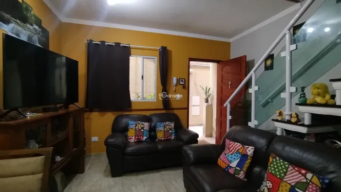 Casa de Condomínio para venda com 56m² e 1 vaga na Rua Gilda