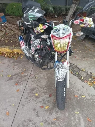 Vendo moto sorridente para alegrar seu dia