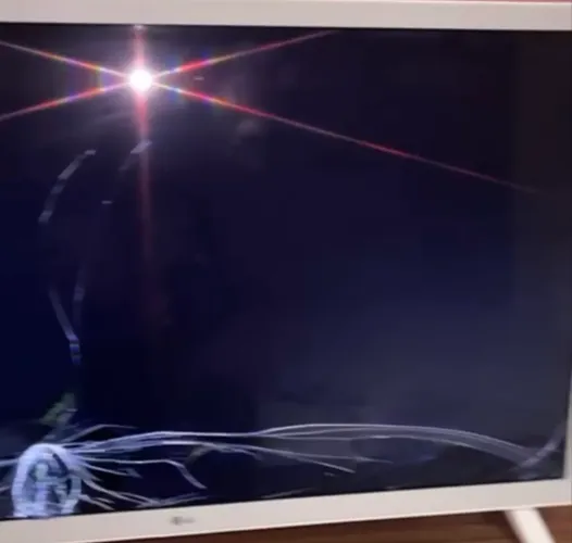 Vende-se essa TV LG SMART TELA TRINCADA! Mais informações zap *