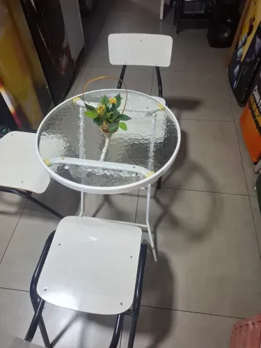 Mesa de vidro com 3 cadeiras