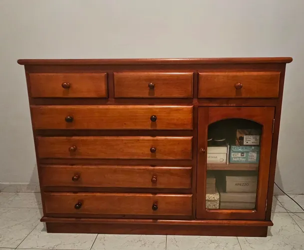 Vendo Cômoda em madeira com sapateira em porta de vidro