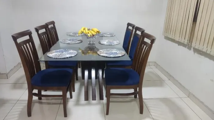 Mesa com 6 cadeiras.