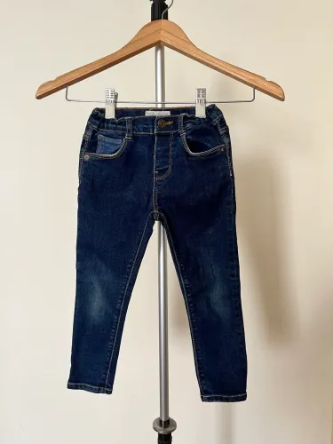 Calça jeans Zara Baby. Tam. 2/3 anos. Possui 3% de elastano e elásticos de ajustes.