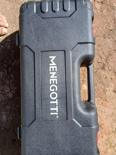 Maquina de cortar parede.