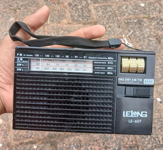 Rádio Portátil Retrô Lelong LE-607 Recarregável Com Lanterna AM/FM