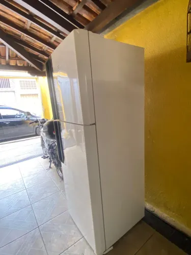 Geladeira Electrolux , NOVA ! Somente com um detalhe na lateral .