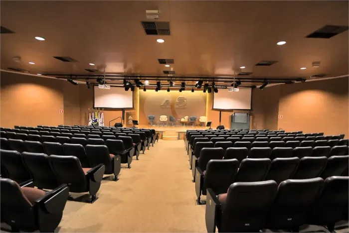 Prédio inteiro para locação em Luz - SP