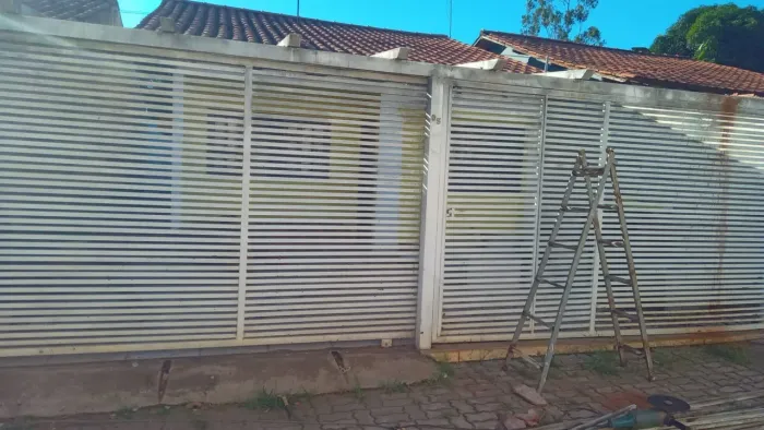 Grade e portão de garagem