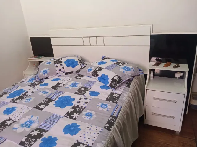 Cabeceira de cama com 2 criados