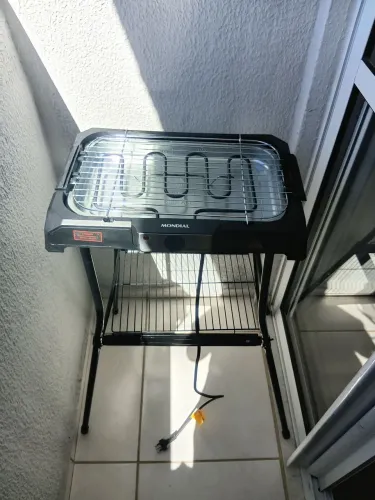 Churrasqueira elétrica com suporte