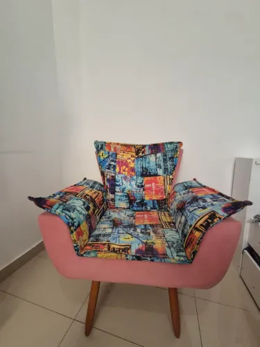 Duas poltronas estampadas de tecido e modelo de pés palito.