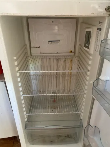 Geladeira com defeito 