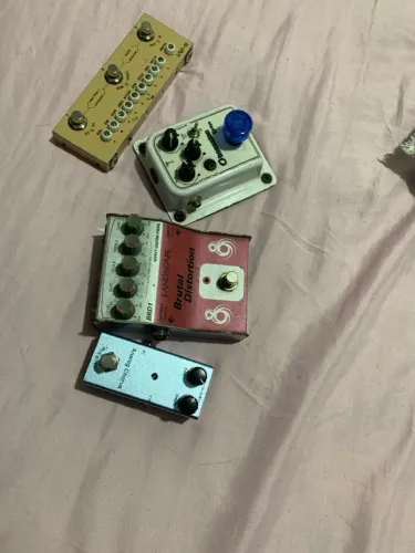 Diversos pedais guitarra
