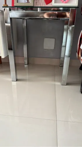 Mesa de canto ou lateral em inox e tampão de vidro lindíssima.