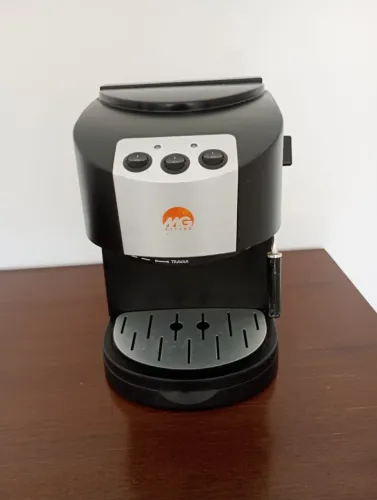 Cafeteira expressa, não usa capsula,  diretamente com pó de café 