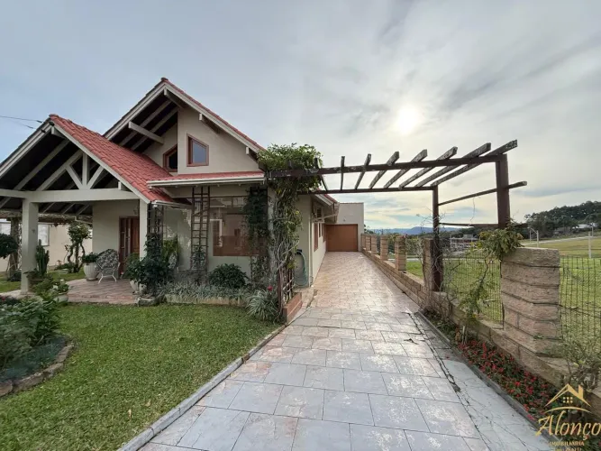 Casa semimobiliada à venda com três domitórios, sendo uma suíte, no Bairro Pousada da Neve