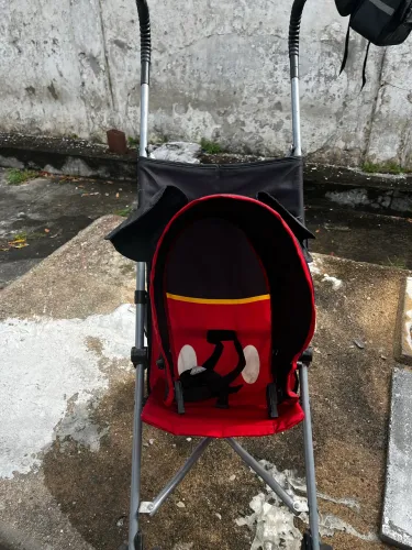 Carrinho de bebê do mickey