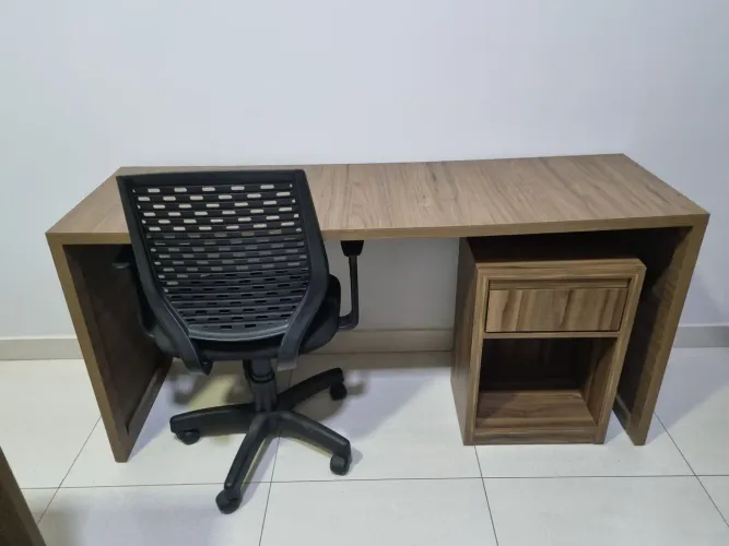 Mesa, criado-mudo e cadeira