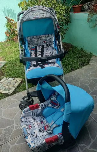 Carrinho com bebê conforto