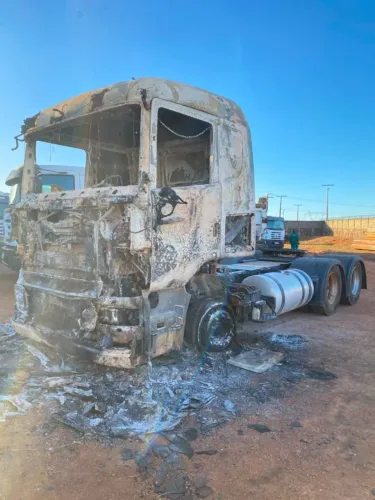 Scania R440 6x4, ano 2012, disponível para venda no estado em que se encontra.