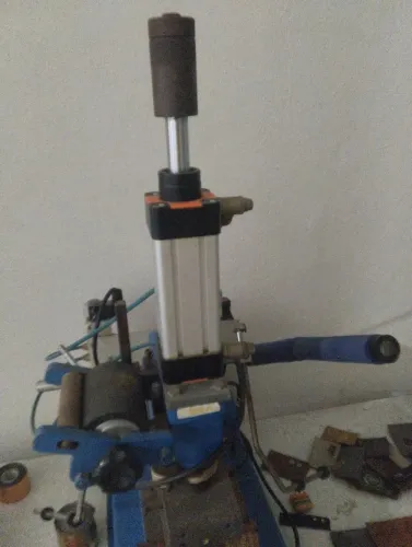 Vende-se máquina de etiqueta de couro para causa dinz 