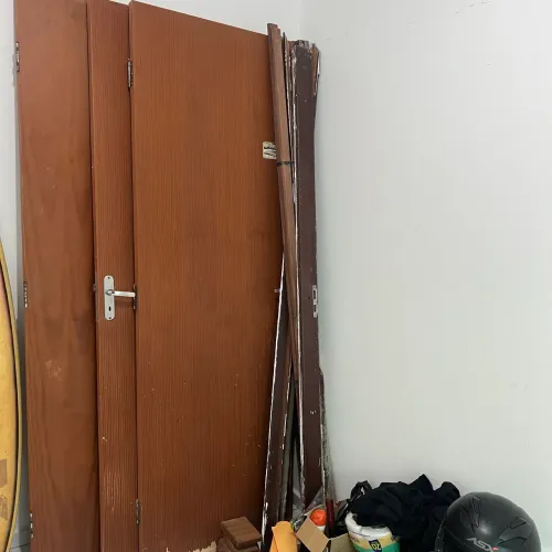 Vendo três portas: uma pra banheiro e duas pra quarto.