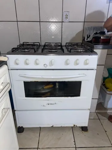 Um fogão de 6 bocas todas elas funcionam, forno tá ótimo 