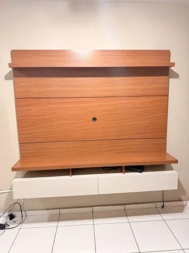 Painel de TV com Rack Suspenso - Madeira/off white