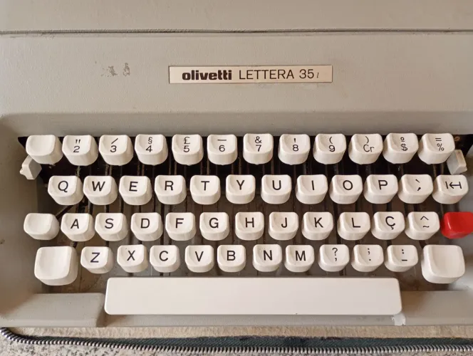 Máquina de escrever Olivetti letra 35