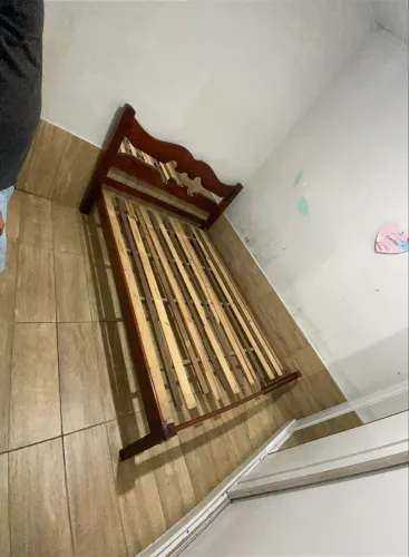 Cama de casal em madeira com espelho  semi nova ,em estado de conservação ótima 