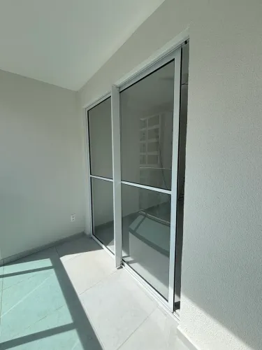 Porta de correr de vidro duas folhas com acabamento em alumínio branco 
