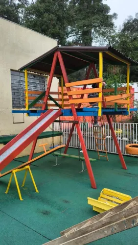 Parquinho Infantil Compacto - Bem Conservado e Pintado 