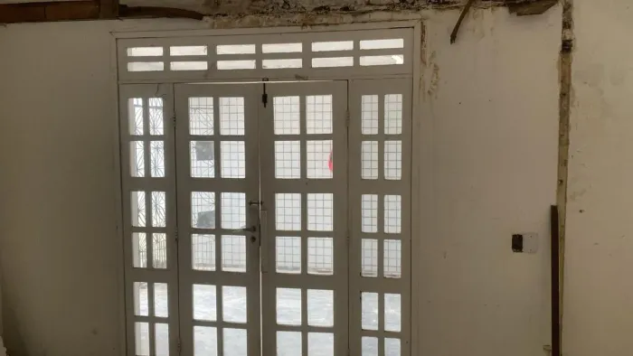 Portas e janelas usadas pra vender logo