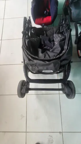 Estou colocando à venda um carrinho de bebê.