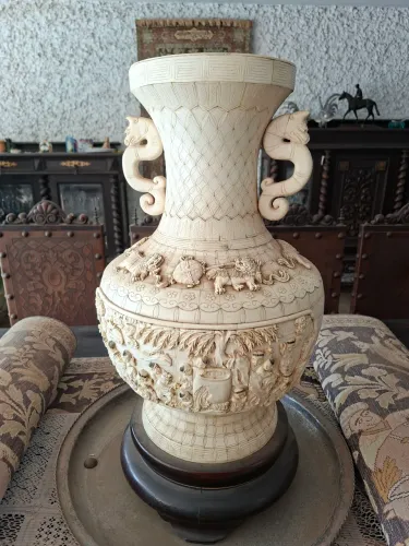 VASO DECORATIVO EM MARFIM COM PEDESTAL 60 CM ALTURA