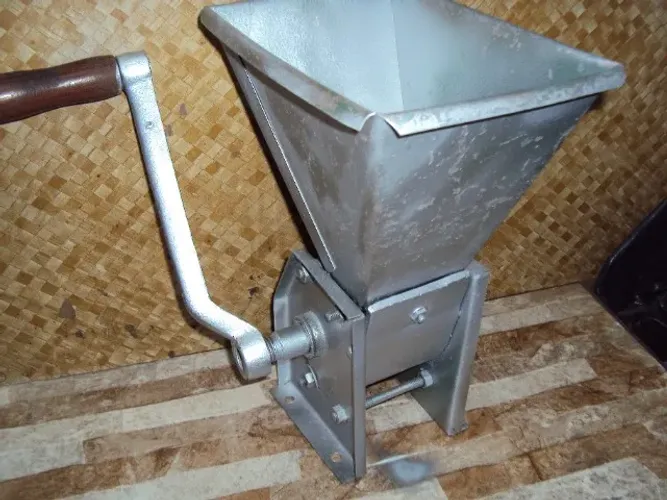 muedor manual  com funil .milho / raçao / outros itens /valor cada peça ]