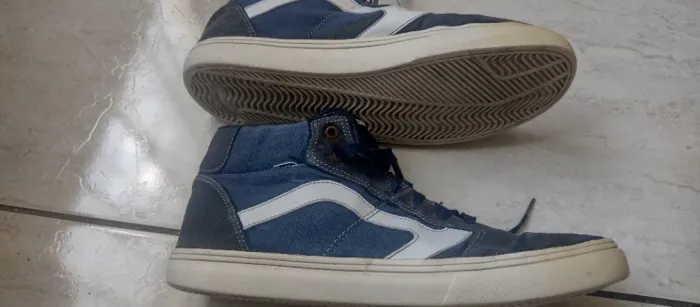 Bota de marca Drone estilosa e chinelo Adidas 