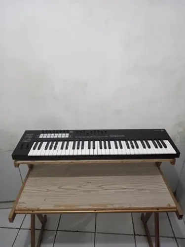 Vende-se messa para teclado