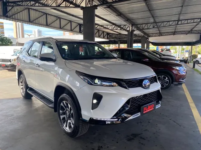 Toyota Hilux SW4 SRX Plat. 4X4 2.8 TB Die. Aut. 2025