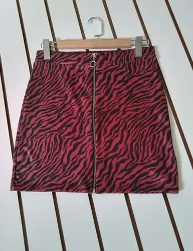 Saia modelo justo com estampa animal print com zíper na parte da frente nova