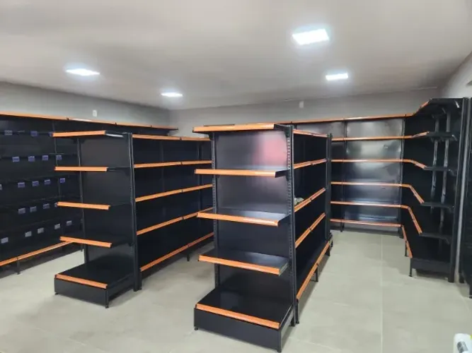 Gondola preta carga até 45 kg por prateleira, linha new plus com bandejas 40x30