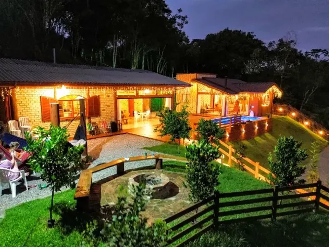 Chácara com casa, salão de festas, piscina, amplo espaço, bem localizada, com bela vista